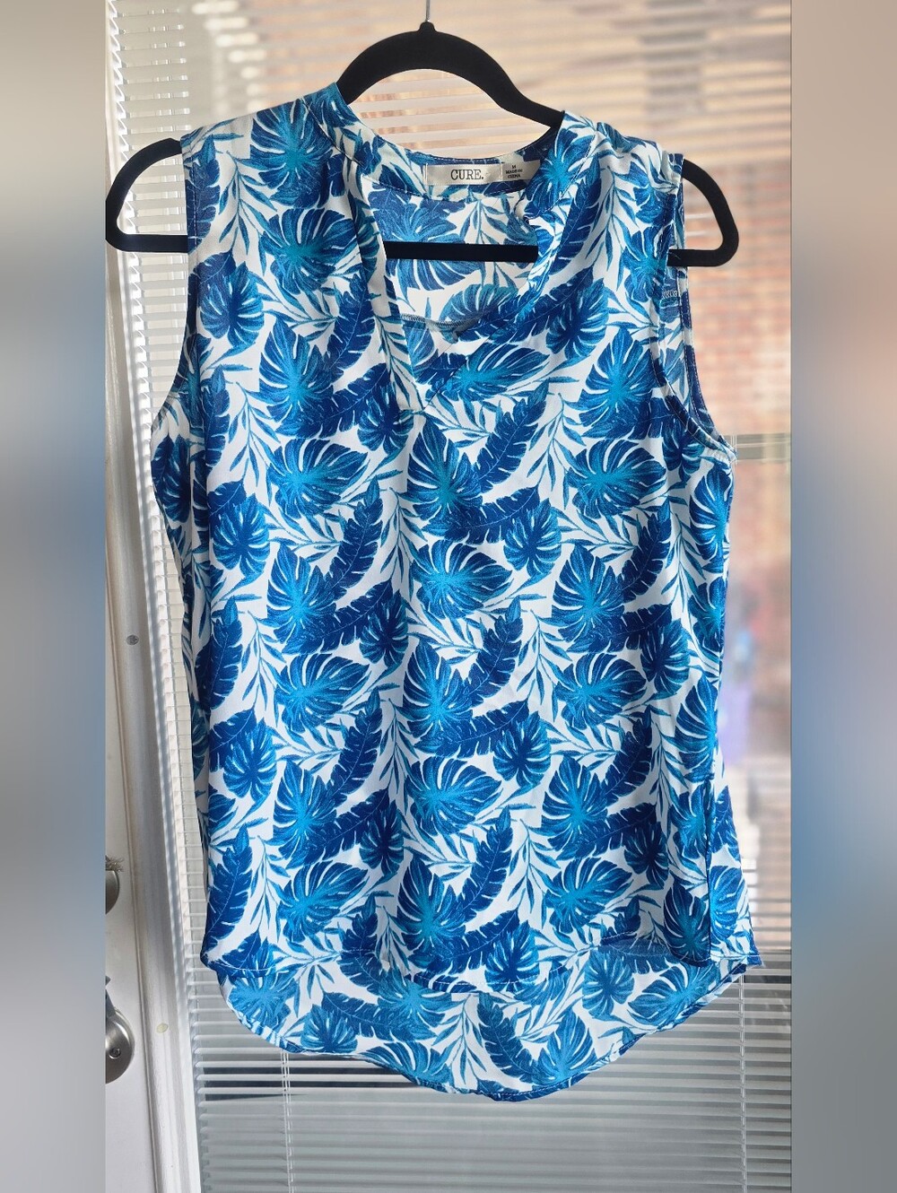 Blue White Tropical Leaf Tank